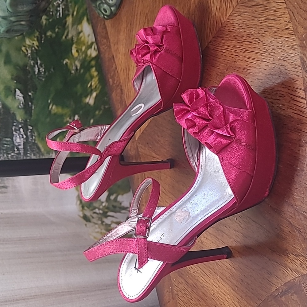Fioni Womens 7 Hot pink ruffled peep toe high heel formal dress shoes